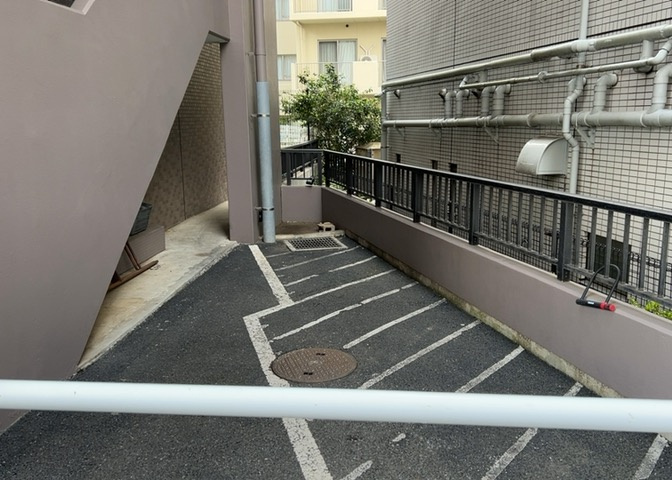 車一台あたりに必要なスペースは、標準サイズの普通自動車で横幅2m50cm、長さ5mは必要になります。ただし、乗降のことも考慮して横幅3m30cm、長さ5m50cmほどは確保できるところを選びましょう。