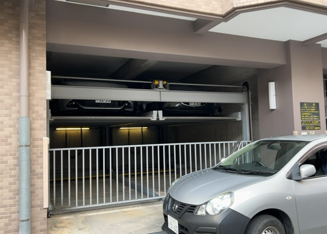 駐車場と明記されていても、最小スペースでつくられた駐車場だと大型車は駐車できなかったり、出入りしにくくなったりする可能性があります。お車のサイズと購入したい物件の駐車場のサイズを現地で確認しましょう。