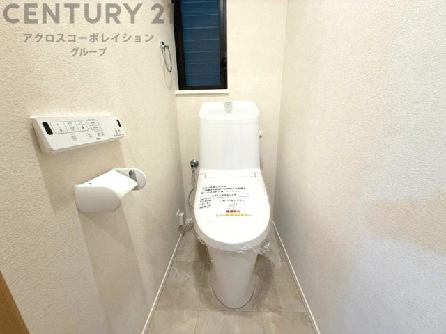 温水洗浄便座付トイレは温水洗浄機能により、暖かい水でおしりを洗浄することができ、冷たい水を使う従来の便座に比べ、温水洗浄機能で暖かいトイレを提供し、快適な使用を可能にします。