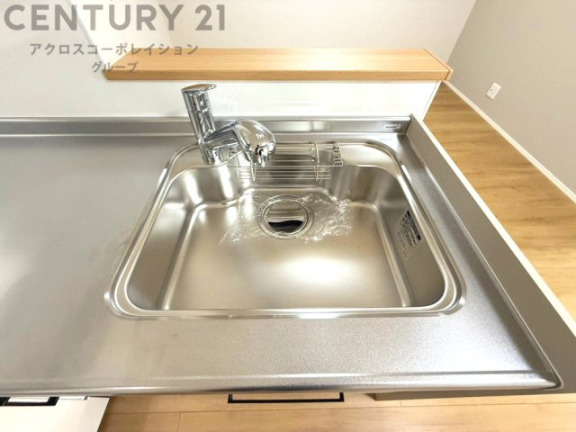 大きなシンクでお鍋などの大きな調理器具を洗う際にも便利です。　