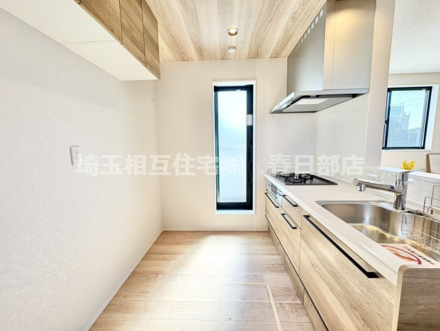 収納豊富で調理器具・調味料もスッキリ片づけられます。