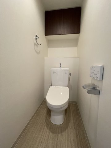 トイレには上部の吊戸棚が嬉しいですね。