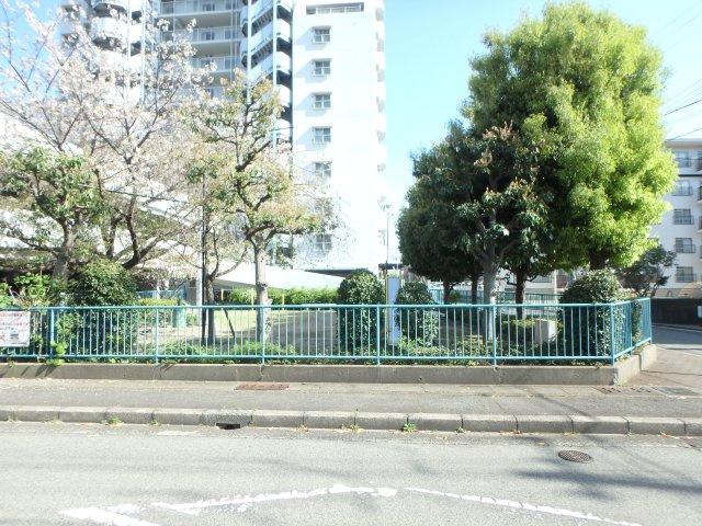 マンション敷地に隣接した公園