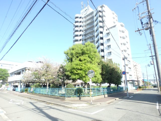 北西側より撮影した建物外観