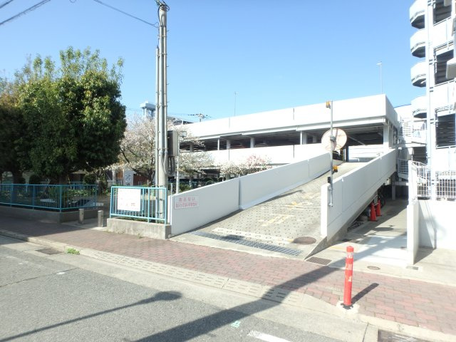 自走式の平面駐車場。2・3階への進入路。