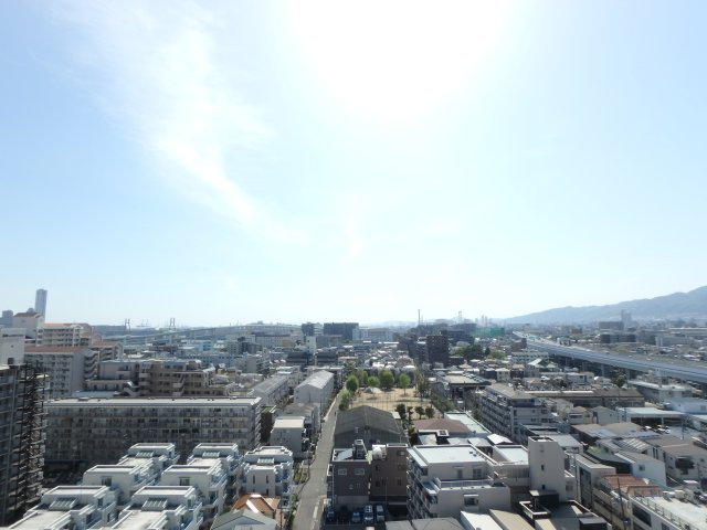 リビングの窓より西側方向を望む