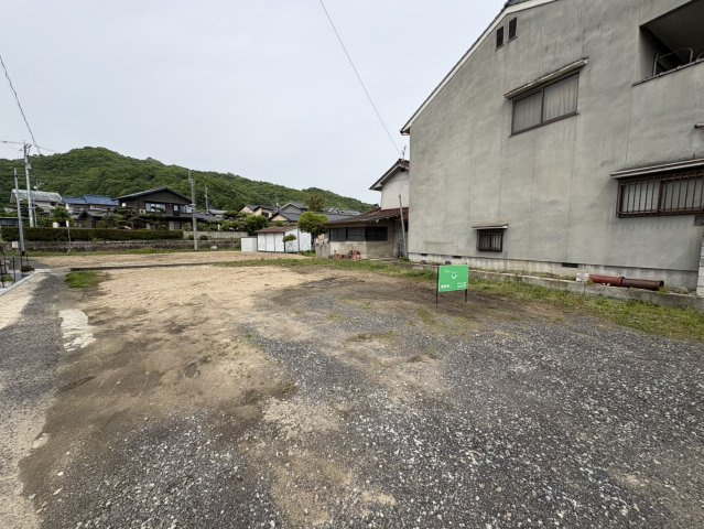 周辺には商業施設も充実しています。日常生活の利便性と、ゆったりとした住環境の両方を手に入れられる土地です。　家族でゆっくり過ごせる理想の空間を作りませんか？建築条件なし。ぜひお問い合わせください　　　