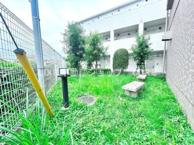 建物や壁に囲まれた外部空間で、採光・通風の確保、防犯性の向上といったメリットもございます。