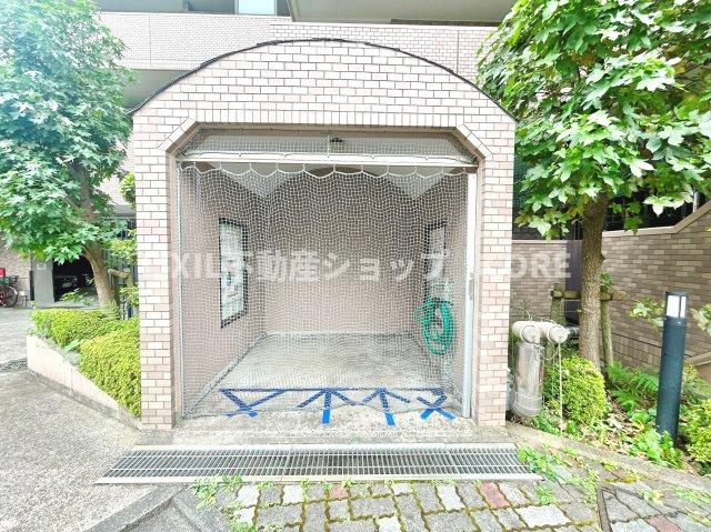 共有部分は、住民なら誰もが使える設備のこと。例えば廊下・外部階段やエントランス・ゴミ置き場などがあります。