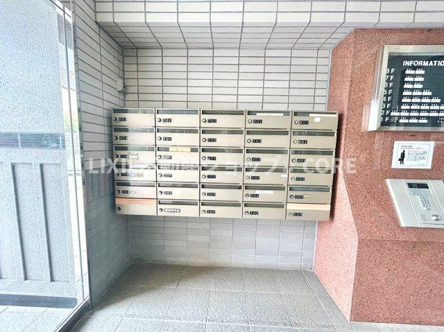 エントランス付近に設置されている郵便受けになります。