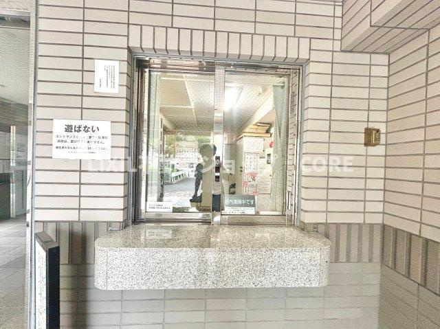 受付はマンションコンシェルジュがいる場合もあれば、管理人が滞在する小部屋を総称して呼ぶことがあります。
