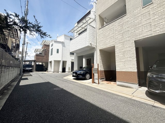 南・東側道路に面し、車の出し入れにも配慮された配置です。※車種・運転条件による