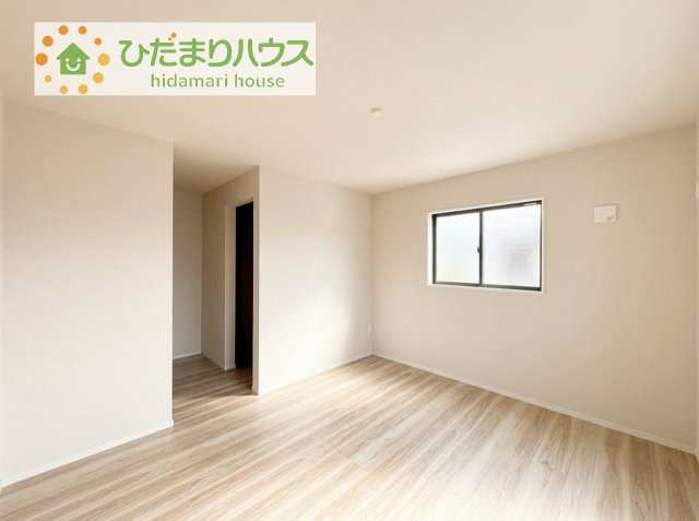 広めの主寝室は、ベッドの他にもパソコンデスクやドレッサーなども置けちゃいます(*^-^*)