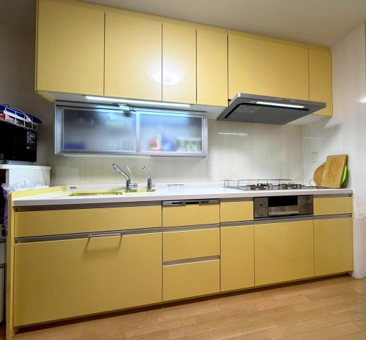 収納力があり作業しやすいシステムキッチン！　独立性したキッチンなので来客時もリビングから見えにくく、作業に集中できます！