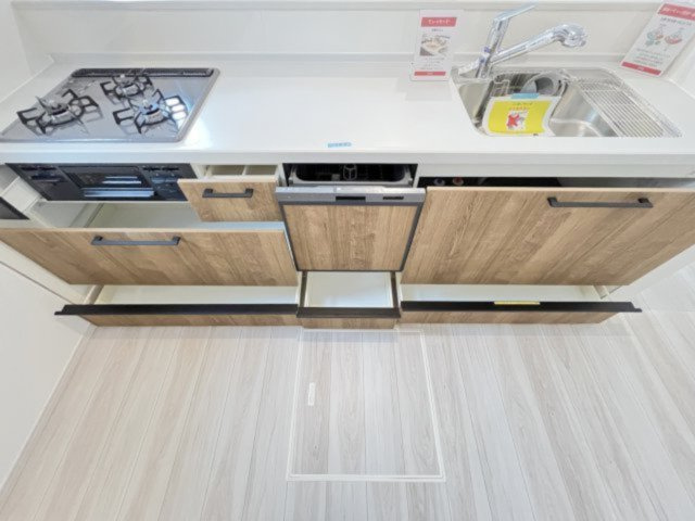 【大容量スライド収納】奥の物も取り出しやすく、整理整頓もスムーズ。食洗機も備え、家事効率がさらにUP