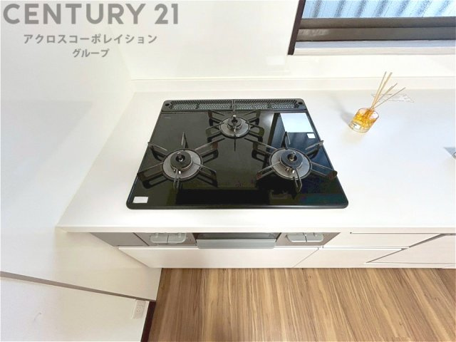 多数の調理器具を同時に使用でき、料理の効率化が可能。省エネで節約になり、様々な料理スタイルに適応できます。また、火力調整が独立しており、手入れや掃除もしやすく、今よりもっとお料理が楽しくなるかも。　