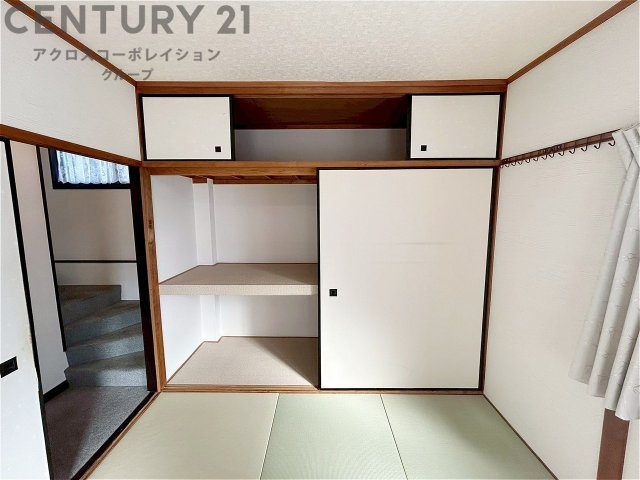 押入れは季節の衣類、寝具などを収納できます。伝統的な美しさと実用性が融合し、収納物を保護する調湿・換気効果があります。使い方によっては書類や小物なども効果的に整理でき空間を有効活用できます。　