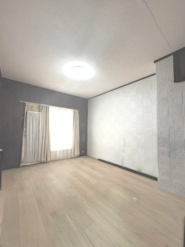 AI加工によって実際のお部屋に置いてある家具や小物を消した画像になり形状等が現況と異なる場合は現況を優先します。