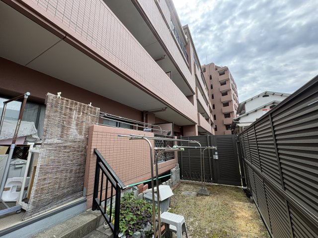 専用庭は洗濯物干しスペースとしてもゆとりを持って使用可能。物干しスタンドも設置できるため日当たりや風通しを活かした使い方が可能。ガーデニングや家庭菜園なども楽しめ戸建て感覚の暮らしが叶う魅力的な空間。