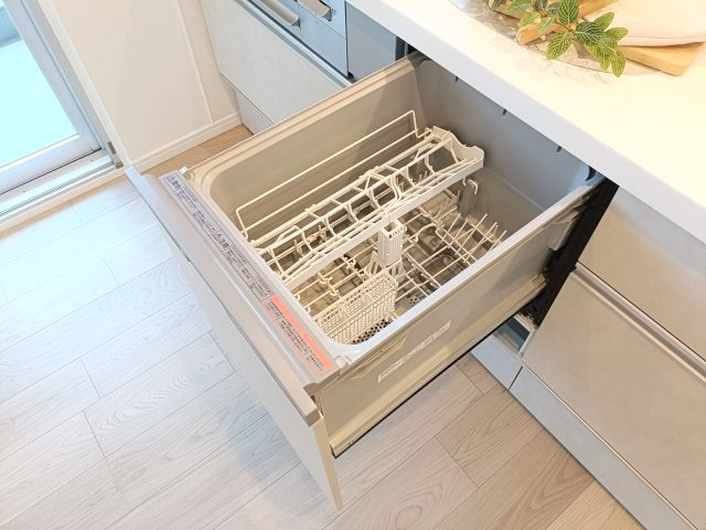 【食洗器】　手肌に優しく、家事の時短にもなる食洗機を完備。