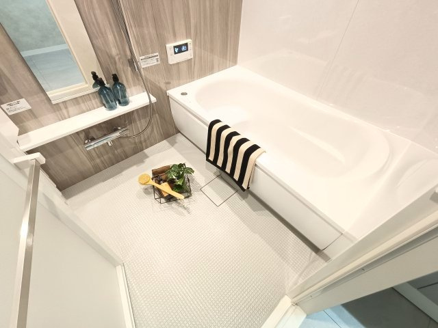 【浴室】　ゆったりとくつろげるバスルーム。追い焚き機能付きでいつでもすぐに温かいお風呂を楽しむことができます。