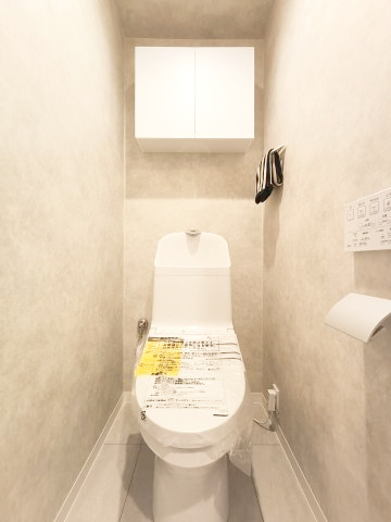 【トイレ】　洗浄機能付きトイレ。上部には収納付で、トイレットペーパー等、買い置きもしやすそうです。