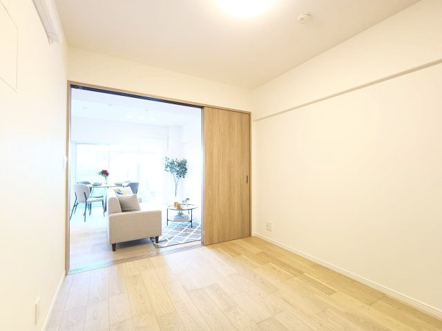 【洋室約5.3帖】　リビングに隣接する居室。引き戸を開け放てば2部屋が一体となり広々とした快適空間が生まれます。