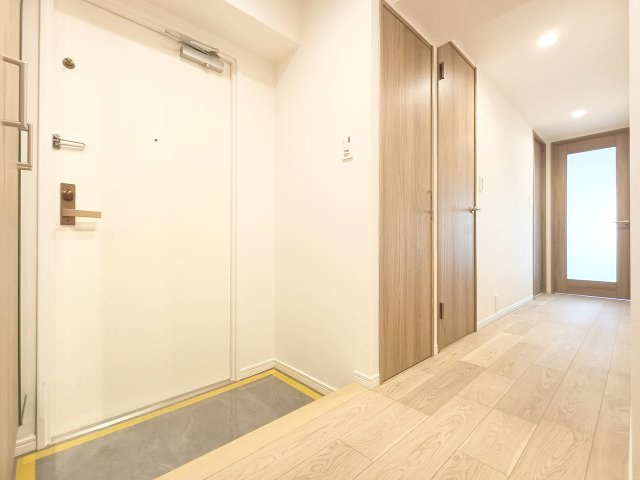 【廊下】　ベージュ系の明るい色味のフローリングがあたたかく迎え入れます。