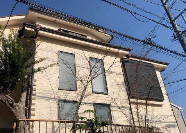 バルコニーは、室外の専用スペースのうち、「屋根がなく開放された空間」であるものを指します。ベランダより広いタイプのものが多く、日当たりもよいため家庭菜園などを楽しみたい人にとって適した環境となります。