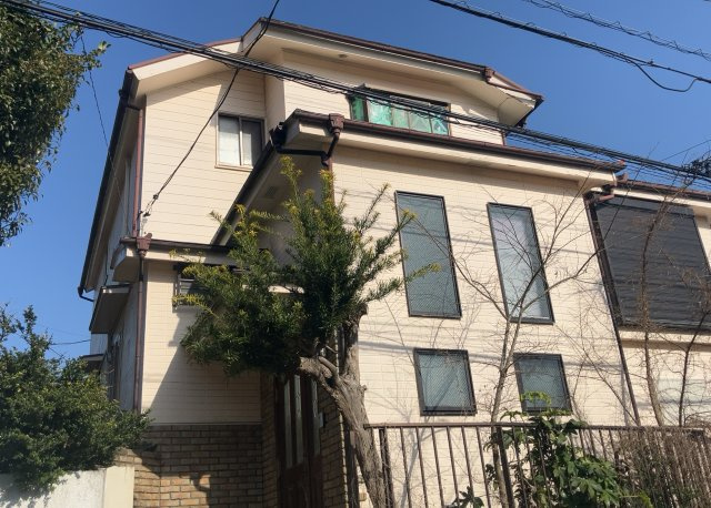 木造住宅とは土台、壁、柱など建築物の強度を支える構造体の材に木が使用されている構造を指します。構造体は建物の自重を支えるだけではなく風圧や水圧、積裁荷重などあらゆる衝撃に耐えるための基礎です。