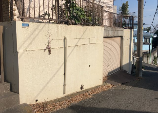 建物の基礎工事の方法は、主流となっているベタ基礎（防湿基礎）と布基礎の2種類に分類され、床下の通気性や耐久性などに違いがあります。建物の基礎部分の構造や付帯設備など詳細については現地でご確認ください。