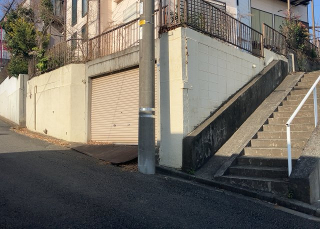 南側道路の場合は長い時間光を入れ込むことができるため、庭やリビングを道路側に持ってくることが多く土地価格も高い傾向にあります。一方北側道路だとリビングや庭が南側になりプライバシーを守ることができます。