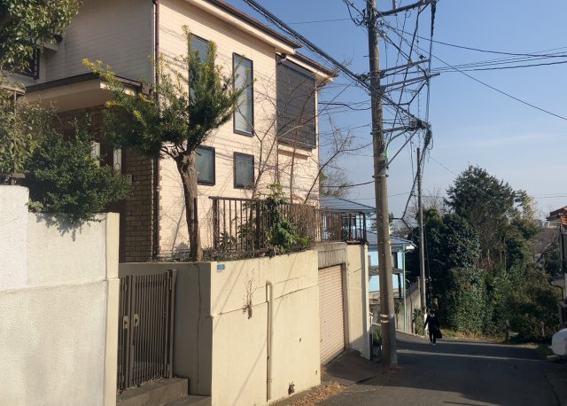 東側道路の場合は居室を南向きに設計しやすいため、朝日が入りやすいというメリットがあります。一方、西側道路も東側同様に居室を南向きに設計しやすいのですが、住宅地だと朝日が入りにくいという弱点があります。