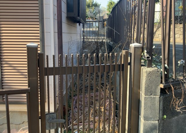 庭のある家に住むことのメリットとして、子どもたちの遊び場を確保できること、ガーデニングや家庭菜園を楽しめること、明るさを確保できることがあります。また、配置を工夫することでプライバシーが確保できます。