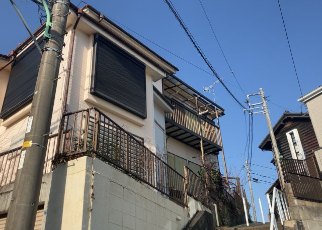 バルコニーは、建物内から室外へ楽に出入りできる便利なスペースです。また、バルコニーには手すりを付けることが義務付けられており、手すりの高さは110cm以上で施工することが建築基準法で定められています。