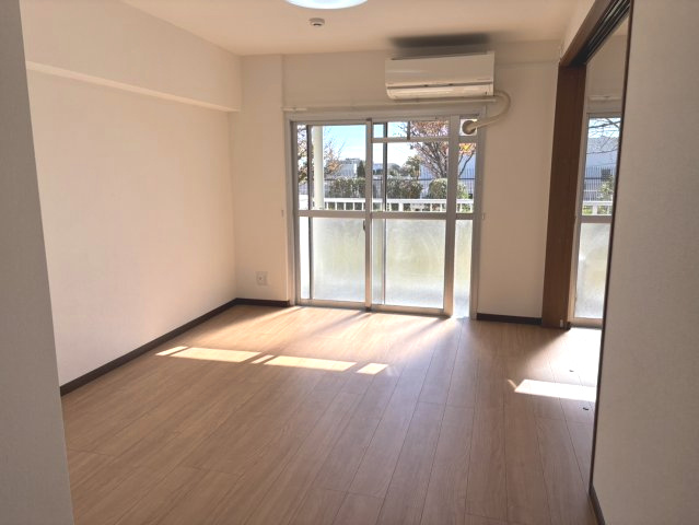 家具のない現状です。　陽当り良好な南向きのLDKです。