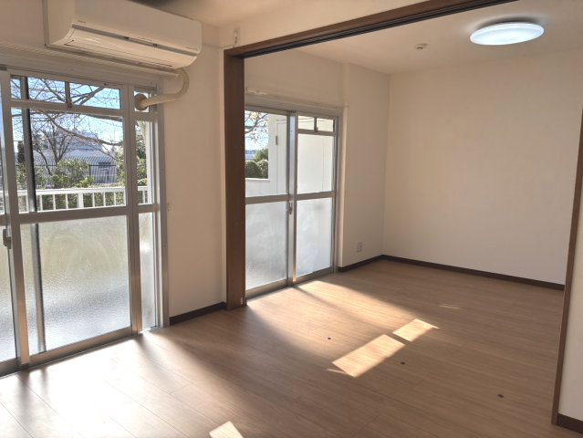 隣の洋室の引戸を引き込むことでリビングダイニングと一体の広々空間として利用可能な間取となっております