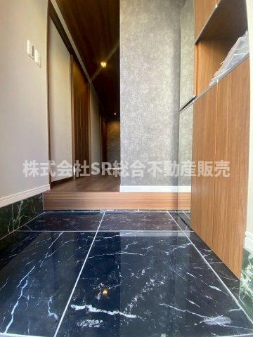 玄関にはシューズボックスもあり広めの玄関です！