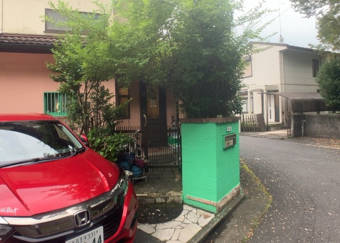 玄関は家の顔でもあり、家族以外の目にも止まる場所です。玄関は外との間を仕切る扉、靴などをしまっておく収納スペース、靴脱ぎのたたきスペース、来客とのやり取りをするドアホンなど複数のアイテムからなります。
