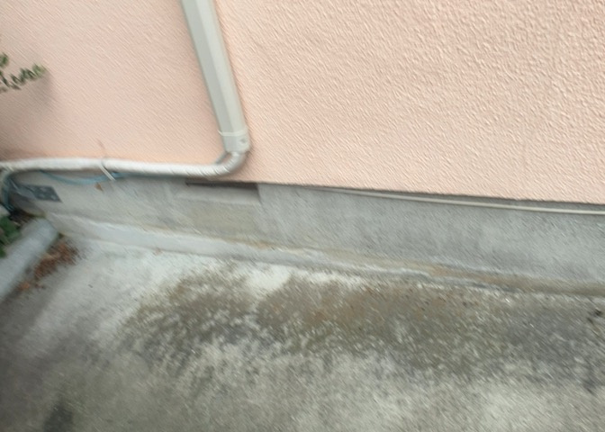 床下換気口は、床下に湿気がこもることを防ぎ、効果的に換気を行うために設置されています。床下換気口が設置されていない建物は、基礎パッキング工法などにより換気を行なっています。詳細は現地でご確認ください。