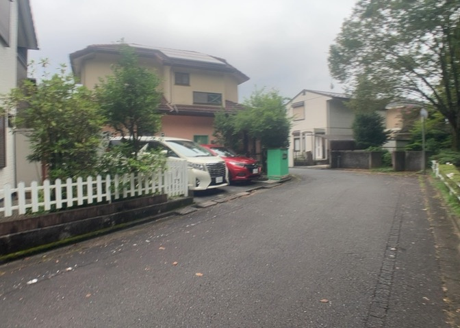 住宅用の土地では前面道路に2m以上接していなければならないと法律で定められています。しかし、お持ちの車のサイズやライフスタイルなどにより、2mでは利便が悪い場合もございますので、事前に確認しましょう。