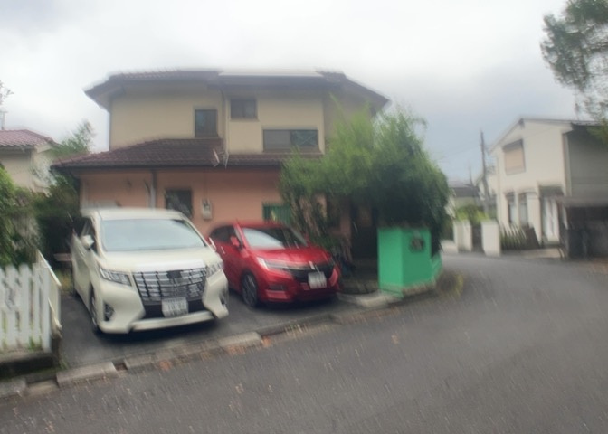 道幅が広い場所は日当たりや風通が良好です。幅が広いのですれ違いも可能ですし大きな車でも駐車可能！一方で、大型車が通ることも多くなるため交通量の増加により騒音に繋がります。また土地の値段が高くなります。