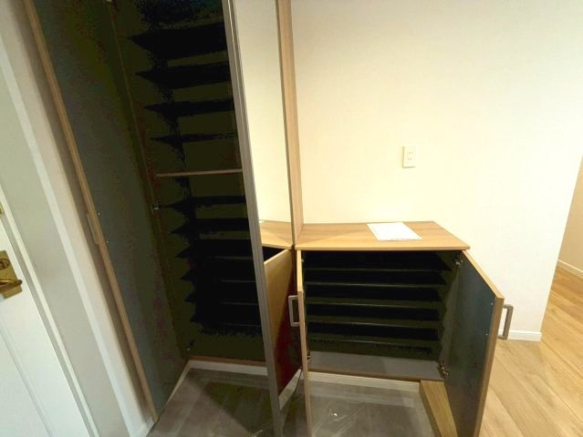 玄関には全身鏡と広い収納があります。
