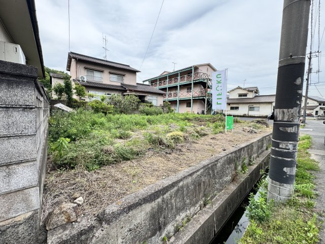 敷地全体の広さをしっかり確認できる現地。まとまった敷地面積があり、建物配置の自由度も高く、平屋住宅やゆとりある間取りをご検討の方にもおすすめ。周辺は住宅地のため、落ち着いた暮らしにも適した環境。