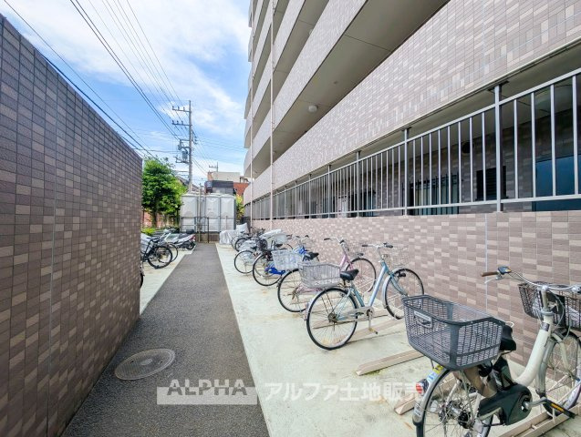 【Bicycle　Space】　◆駐輪スペース◆自転車を複数台置けるスペースを確保。通勤・通学用はもちろん、お子様の自転車や趣味のバイク置場としても使いやすい住まいです。