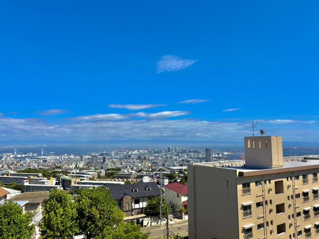 神戸市ならではの海と山が両方味わえる眺望となっております。