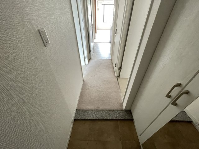 大きな鏡のついた玄関で、お出かけ前の身だしなみチェックもバッチリです。　