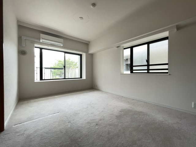 2面採光のお部屋は、日中は照明がいらないほど、明るい光が射し込みます。