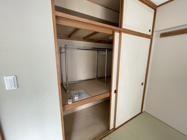 奥行のある押し入れで、たっぷりと収納スペースを確保。　