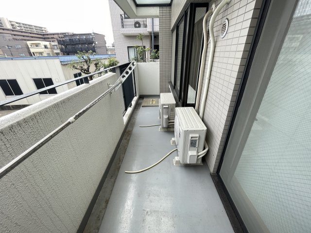 南東向きで陽当たり良好のバルコニーです。　